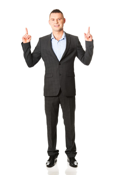 Young businessman pointing upwards - Foto, Imagen