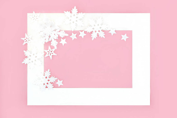 Flocon de neige et étoile décorative abstraite fête de Noël fond rose. Conception minimale pour l'hiver, Noël et le Nouvel An saison des fêtes.   - Photo, image