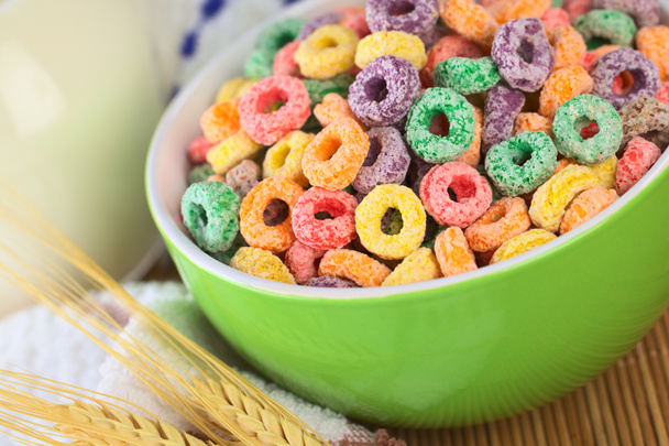 Cicli di cereali colorati con diversi sapori di frutta
 - Foto, immagini