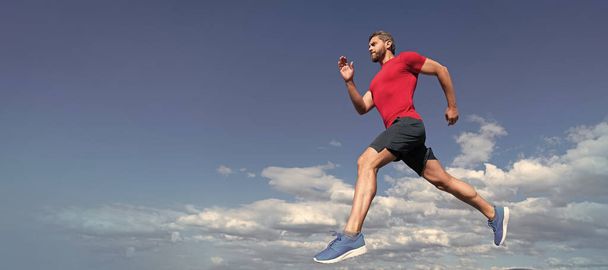 Άντρας τρέχει και πηδάει, λάβαρο με χώρο αντιγραφής. πρόκληση και ανταγωνισμός. ταχύτητα μαραθωνίου. αθλητισμός αθλητής τρέχει γρήγορα για να κερδίσει - Φωτογραφία, εικόνα