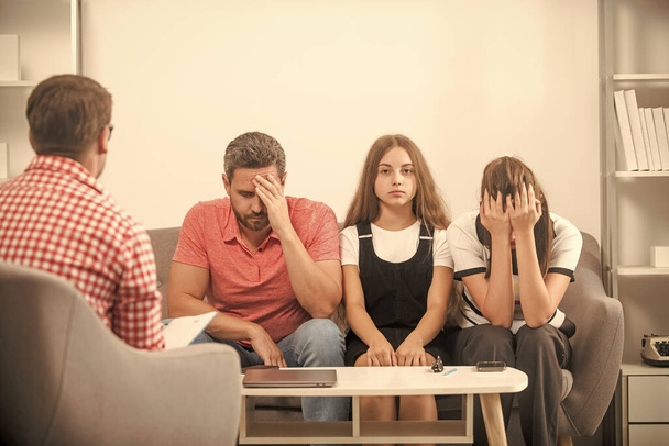 pszichológus ad családi terápia apa anya és lánya lány, tanácsadó. - Fotó, kép