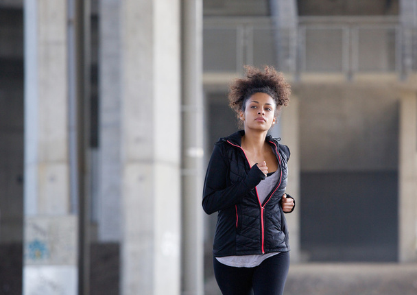 Jeune femme active faisant du jogging en milieu urbain
 - Photo, image