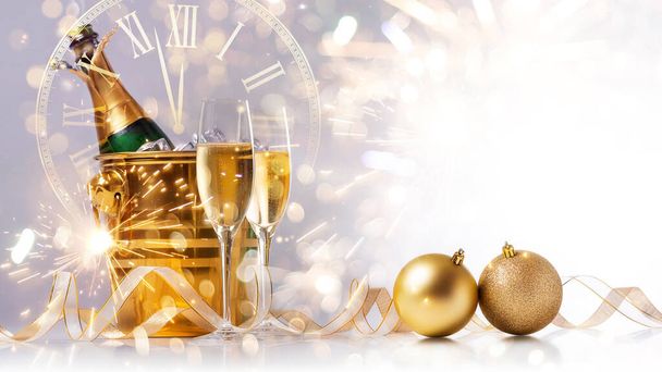 Szczęśliwego Nowego Roku! Złote wiadro z szampanem, dwie szklanki i złoty wąż na tle zegara.. - Zdjęcie, obraz