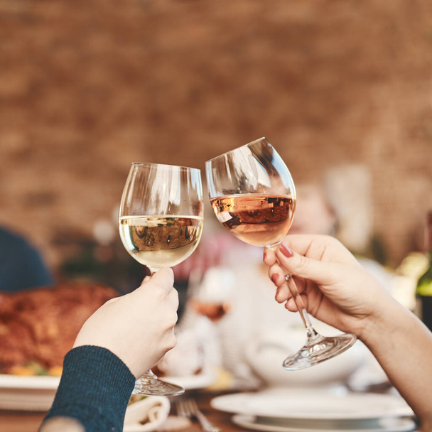Let the good times begin. people sharing a toast while having dinner together - Foto, Imagem