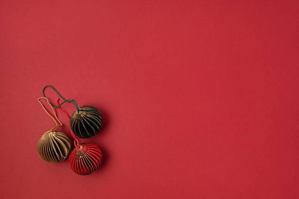 Scandinavische kerstpapier honingraat ornamenten. Moderne kerstversiering, minimalistisch en plastic gratis. Vlakke lay, bovenaanzicht - Foto, afbeelding
