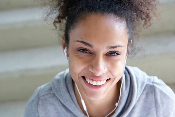Африканская спортсменка улыбается в наушниках
 - Фото, изображение