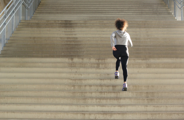 Jeune athlète féminine montant les escaliers
 - Photo, image