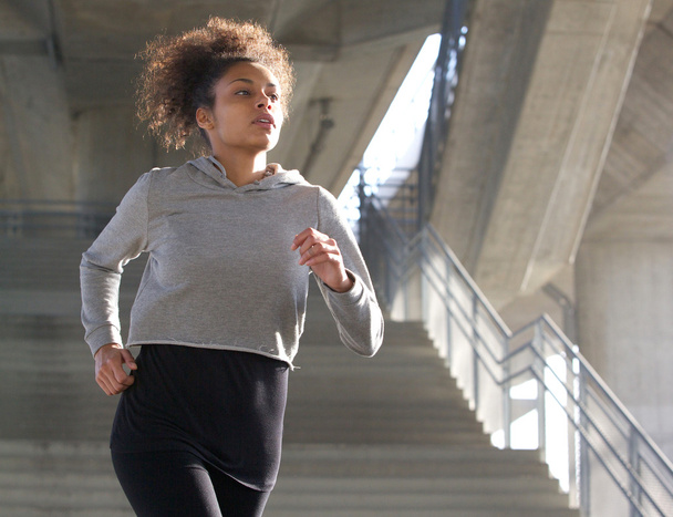 Giovane donna sana correre all'aperto
 - Foto, immagini