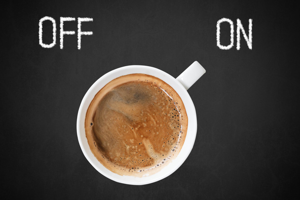 Κύπελλο του καφέ στο Chalkboard με Off και On Text. - Φωτογραφία, εικόνα