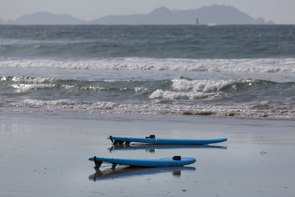 Duas pranchas azuis na areia da praia de A Lanzada, O Grove. - Foto, Imagem