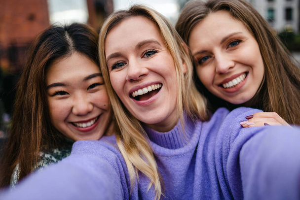 Trois copines s'amusent à prendre un selfie - Photo, image