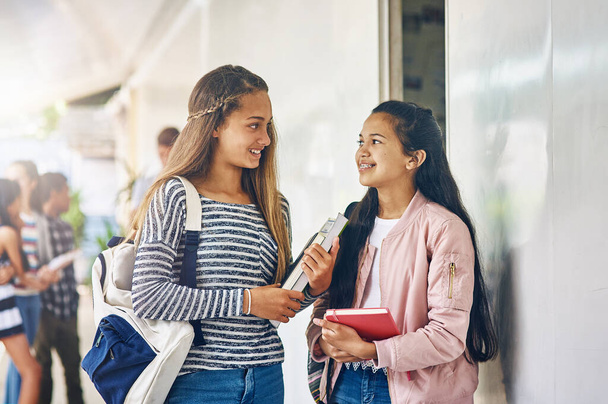 Sınavın nasıl geçti? Sınıflarının dışında koridorda sohbet eden iki mutlu kız öğrenci. - Fotoğraf, Görsel