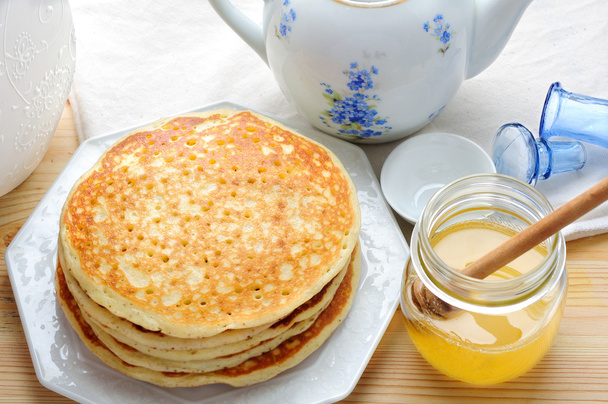 Pfannkuchen mit Tee und Honig - Foto, Bild