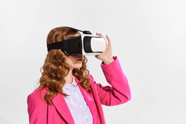 Retrato de mujer joven, empleada en gafas VR aisladas sobre fondo blanco. Desarrollo de tecnologías modernas. Derecho de sociedades, profesión informática, profesión, economía, desarrollo tecnológico - Foto, imagen