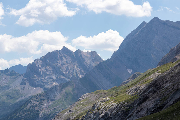 Paisaje rocoso de montaña en verano. Pirineos
 - Foto, Imagen