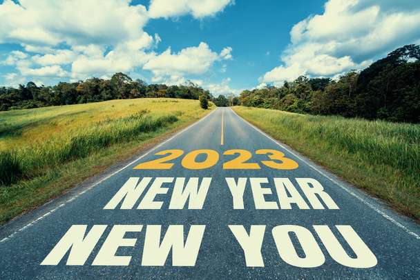 2023 yılbaşı seyahati ve gelecek vizyon konsepti. 2023 'ün başında, yeni ve başarılı bir başlangıç için mutlu bir yeni yıl kutlamasına götüren doğa manzarası. . - Fotoğraf, Görsel