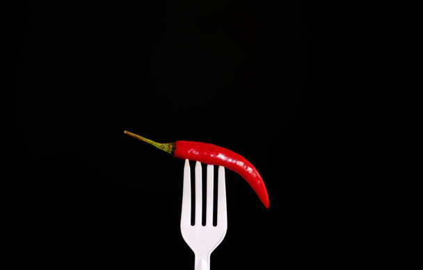 Pimienta roja en tenedor
 - Foto, Imagen