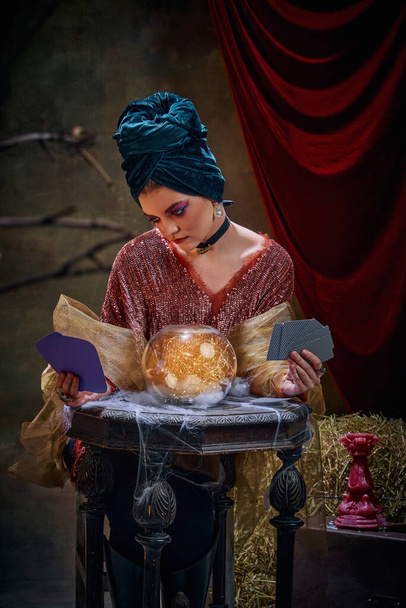 Charming fortune teller. Beautiful mysterious female soothsayer and molfarka guesses and predicts fate. Retro circus, mysticism and witchcraft. Concept of art, creativity and inspiration. - Fotoğraf, Görsel