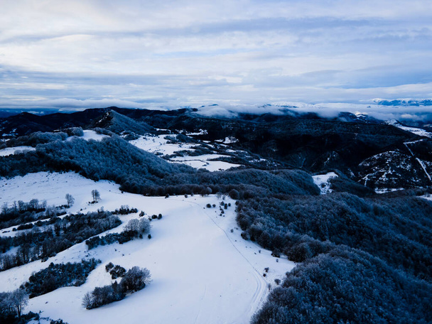 Сцена снегопада в Браконе, Ла-Гарротта, Жирона, северная Испания. - Фото, изображение