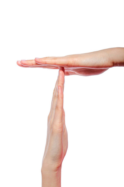 Женские руки показывают тайм-аут знак изолирован на белом фоне. - Фото, изображение