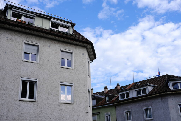 チューリッヒのヴィンテージハウスの窓の白い雲の反射。（選択的焦点）) - 写真・画像