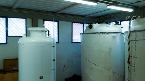 Vista en cámara lenta de un sistema de ósmosis inversa para planta de agua potable. Sistema de purificación de agua, entorno industrial - Metraje, vídeo