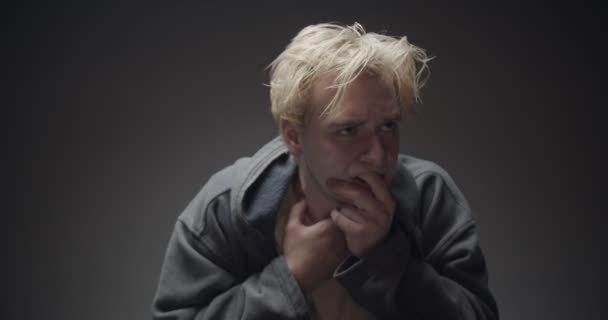Jeune garçon blonde pleure tellement parce qu'il s'est cassé - Séquence, vidéo