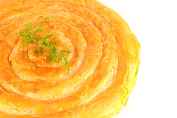 frisch gebackene mediterrane Pastete, gefüllt mit Käse, Garnis - Foto, Bild