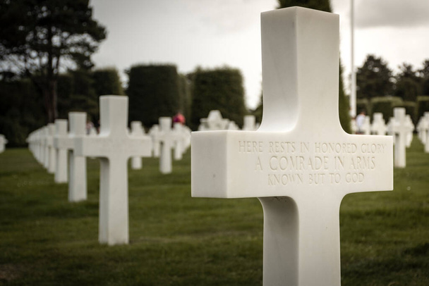 Могила в Нормандії. Хрест невідомого солдата на американському кладовищі Омаха Біч, Нормандія, Франція. Фотографія високої якості - Фото, зображення