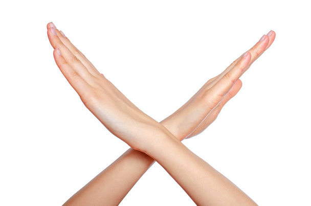 Hembra cruzando las manos formando una x aislada sobre fondo blanco
 - Foto, Imagen