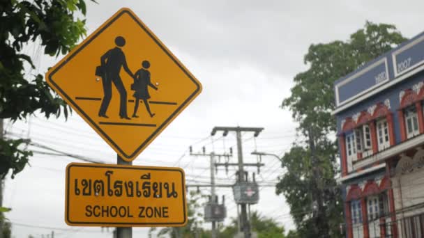 placa de señalización de la zona escolar frente a la zona escolar para la seguridad de chlidren en la zona de cruce de cebra en phuket, Tailandia - Metraje, vídeo