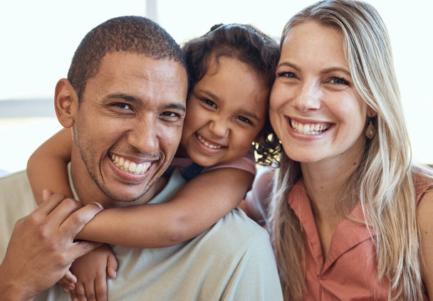 Pais multiculturais criança, retrato no sofá e feliz mãe e pai sorriem juntos em casa enquanto colam amor. Homem negro, mulher e filha menina com diversidade, relaxar e abraçar no sofá em casa. - Foto, Imagem