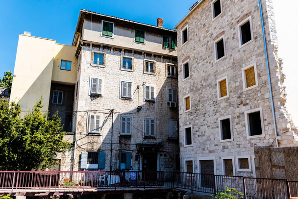 SPLIT, CROATIA - OCTOBER 26, 2022: Old apartments for tourist rental inside the fortress. - Foto, afbeelding