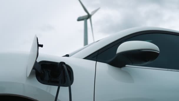 A környezet megóvása érdekében a zöld és megújuló energia felhasználásával működő töltőállomáson feltöltött elektromos járművek jövőbeli energetikai infrastruktúrájának progresszív koncepciója. - Felvétel, videó