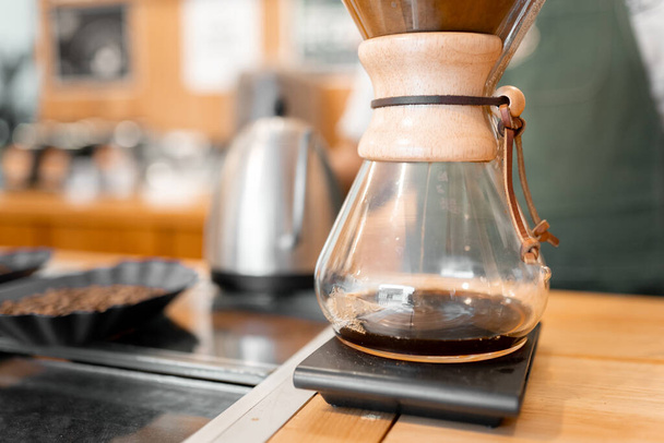 Χειροποίητος φιλτραρισμένος καφές στάζει στην κατσαρόλα. Έννοια της τοπικής παραγωγής καφέ - Φωτογραφία, εικόνα