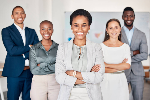 Zwarte vrouw leiderschap, portret en gelukkig teamwerk, management en samenwerking, visie van het bedrijf en vertrouwen in kantoor. Vrouwelijke ceo, diversiteit business mensen en corporate medewerkers ondersteunen bij het opstarten. - Foto, afbeelding
