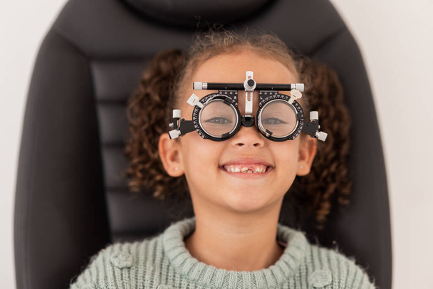 Versuchsrahmen, Seh- und Sehtest für Mädchen im Krankenhaus oder in der Augenklinik für Brille, Gesundheit und Augengesundheit. Untersuchung, Brille und Kinderaugentest für neue optische Gläser, Brillengestelle oder Brillen - Foto, Bild