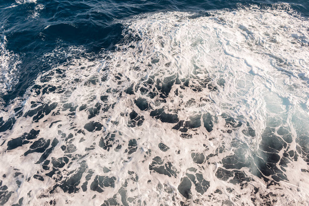 Gyönyörű kék tenger hullámok és fehér textúra, kilátás felülről - Fotó, kép