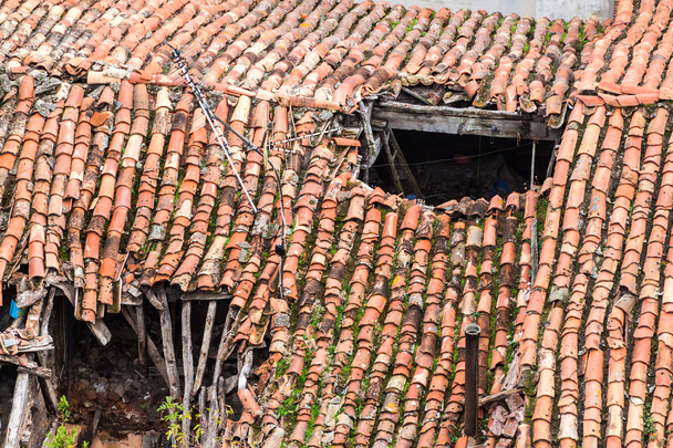 Вид зламаного даху
 - Фото, зображення