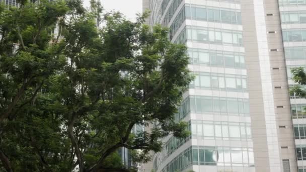 niższy kąt widzenia do wieżowca wieżowiec biurowy budynek finansowy wieża w mieście Singapur, nowoczesny budynek centrum metropolii - Materiał filmowy, wideo