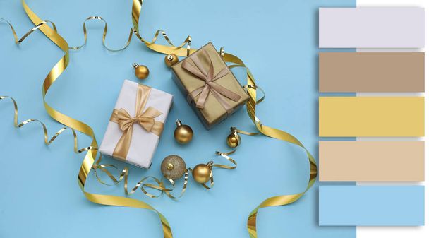 Composition avec de beaux cadeaux de Noël et des boules sur fond bleu clair. Différents modèles de couleur - Photo, image