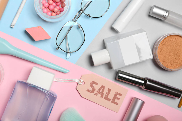 Cosmetici, accessori e tag vendita su sfondo colore - Foto, immagini