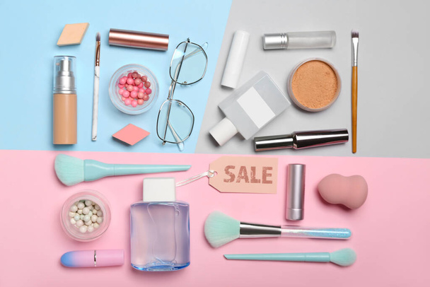 Kozmetikumok, kiegészítők és értékesítési címke színes háttér - Fotó, kép