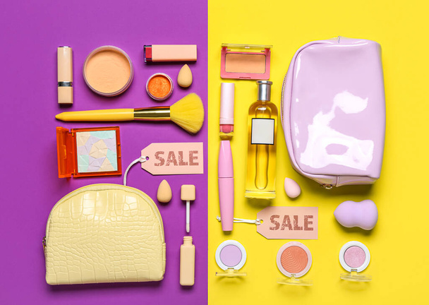 Tašky s kosmetickými výrobky, doplňky a prodejní štítky na barevném pozadí - Fotografie, Obrázek