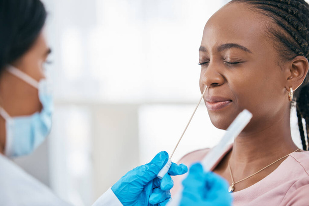 Covid arts, pcr neus uitstrijkje en zwarte vrouw controleren snelle antigeen test in kliniek, ziekenhuis en assessment service. Ziekelijke patiënt, gezondheidszorg en medische analyse van neusDNA op corona-virusbacteriën. - Foto, afbeelding