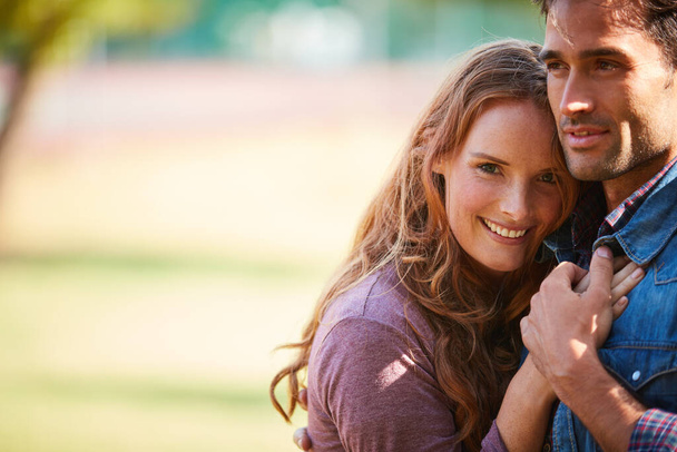 Zamilovat se je ten nejkrásnější pocit. usmívající se mladý pár užívající si společný den v parku - Fotografie, Obrázek