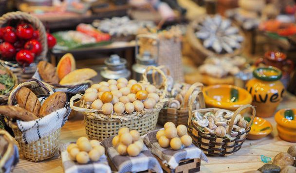 市場の小さな食品モデルとして伝統的なお土産やおもちゃ。ヨーロッパの冬のクリスマスマーケットで - 写真・画像