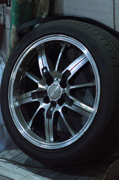 ruedas de titanio pintura en polvo ligero - Foto, imagen