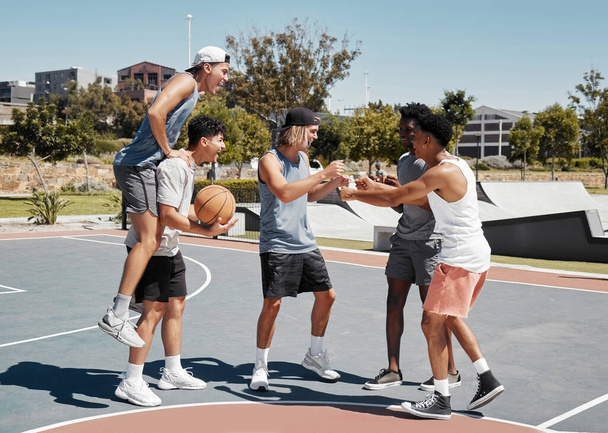 Basketballer, Faustschlag und Freunde feiern für Trainingsziele, Spielerfolge oder Teamwork-Erfolge auf dem Außenplatz im Stadtpark. Männergruppe feiert auf Basketballplatz. - Foto, Bild