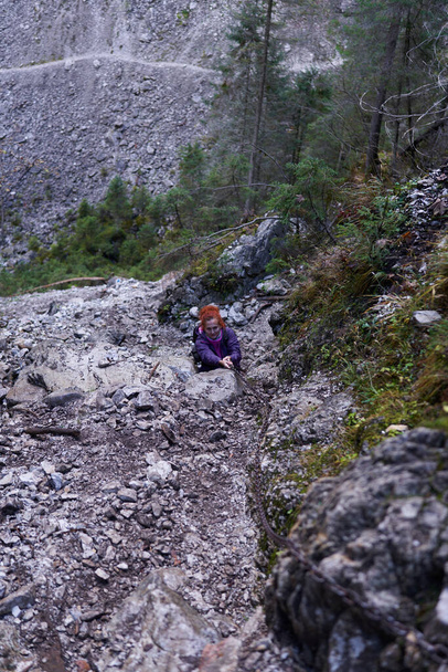 Mujer excursionista con mochila en una ruta de senderismo en las montañas - Foto, imagen